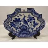 A DUTCH DELFT BLUE AND WHITE PLATE WITH BIRD AND FLORAL DESIGN, DIAMETER 29.5CM