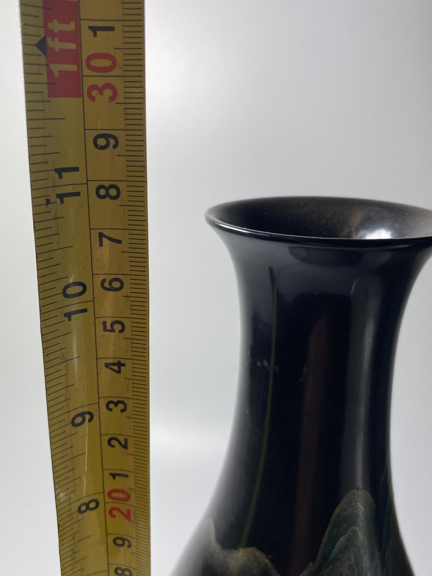A MID 20TH CENTURY CHINESE FUZHOU BLACK LACQUERED GILT DESIGN VASE ON STAND, HEIGHT 29CM - Image 7 of 7