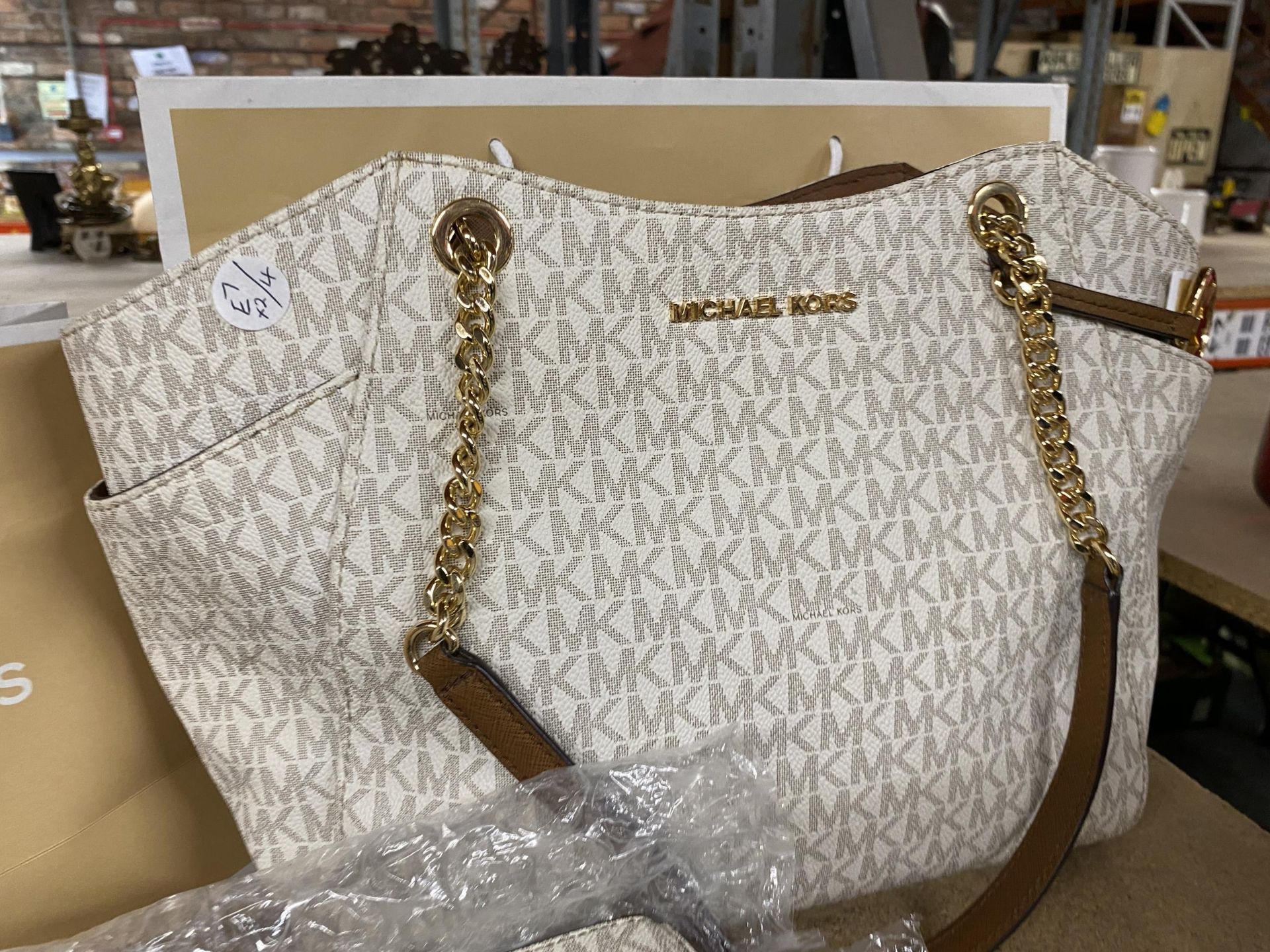 A MICHAEL KORS MATCHING HANDBAG AND PURSE SET WITH BAGS - Image 2 of 3