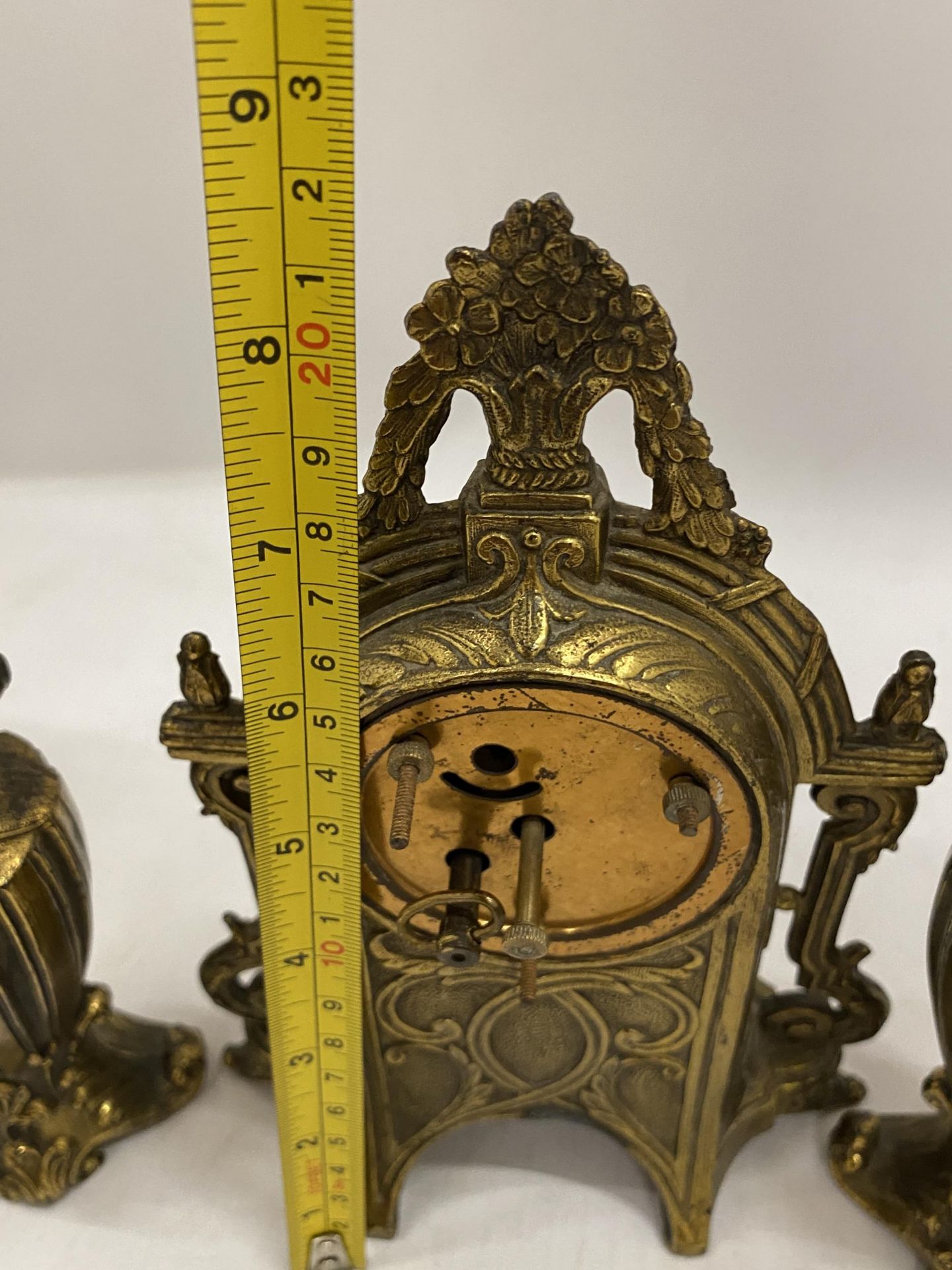 AN ART NOUVEAU DESIGN FRENCH BRASS CLOCK GARNITURE SET, HEIGHT 22CM - Bild 4 aus 5