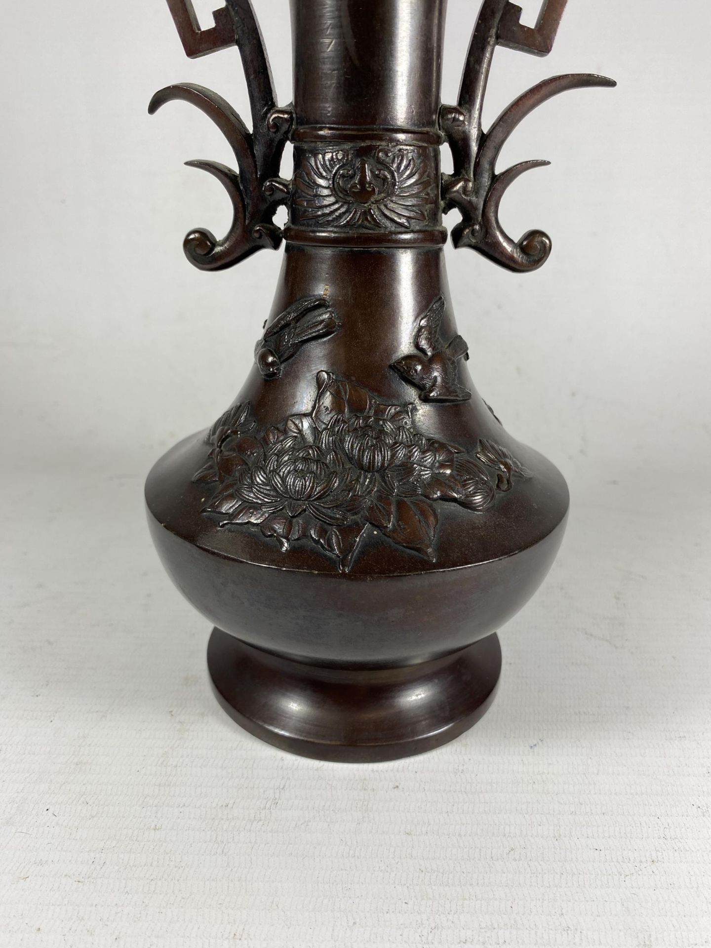 A JAPANESE BRONZE TWIN HANDLED VASE, UNMARKED TO BASE, HEIGHT 28CM - Image 3 of 5