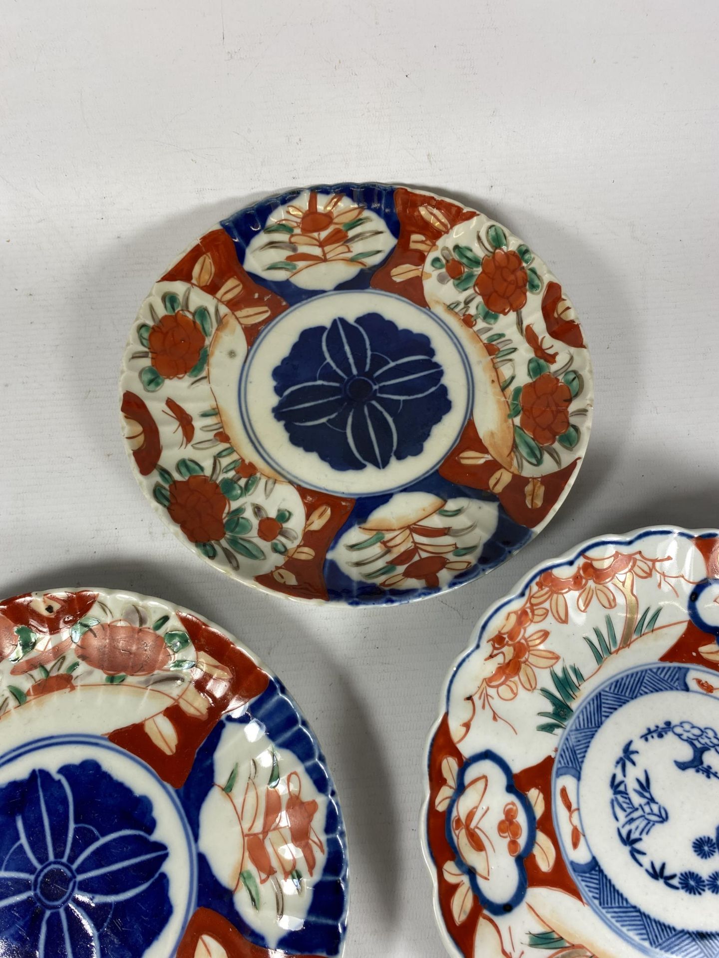 A GROUP OF THREE JAPANESE MEIJI PERIOD (1868-1912) IMARI SCALLOPED RIM PLATES, DIAMETER 22CM - Image 3 of 6