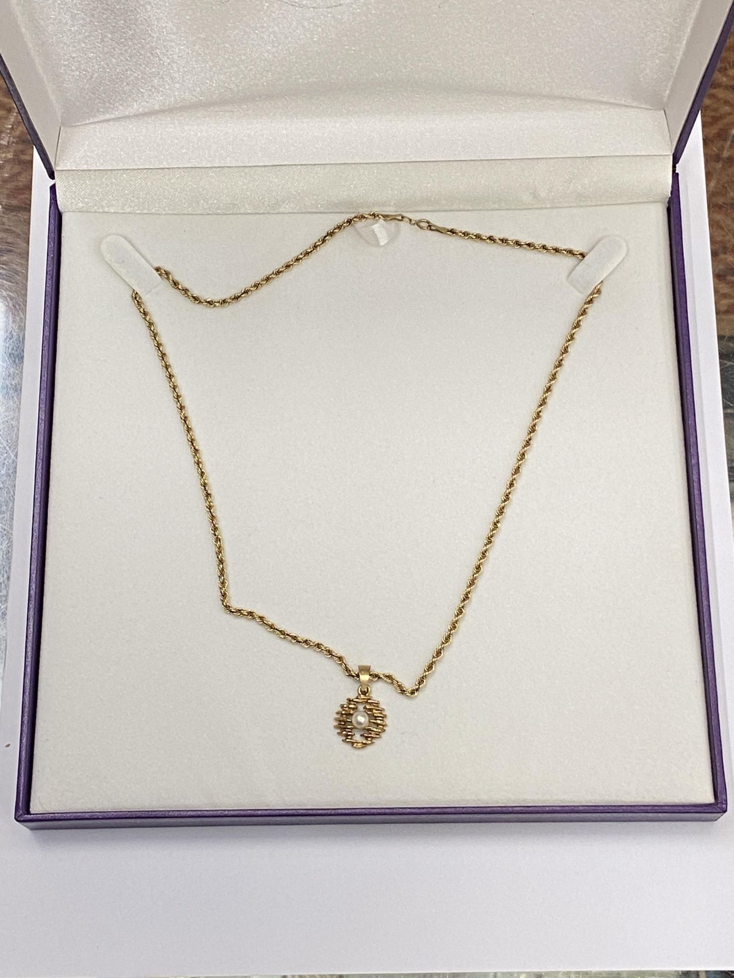 A BOXED 9CT YELLOW GOLD NECKLACE WITH PEARL STONE