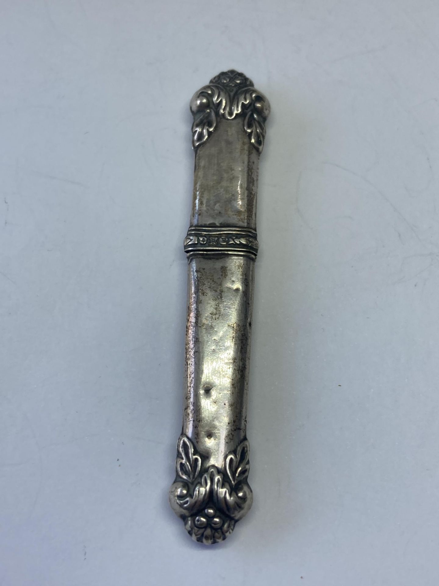 A SILVER NEEDLE CASE - Image 2 of 3