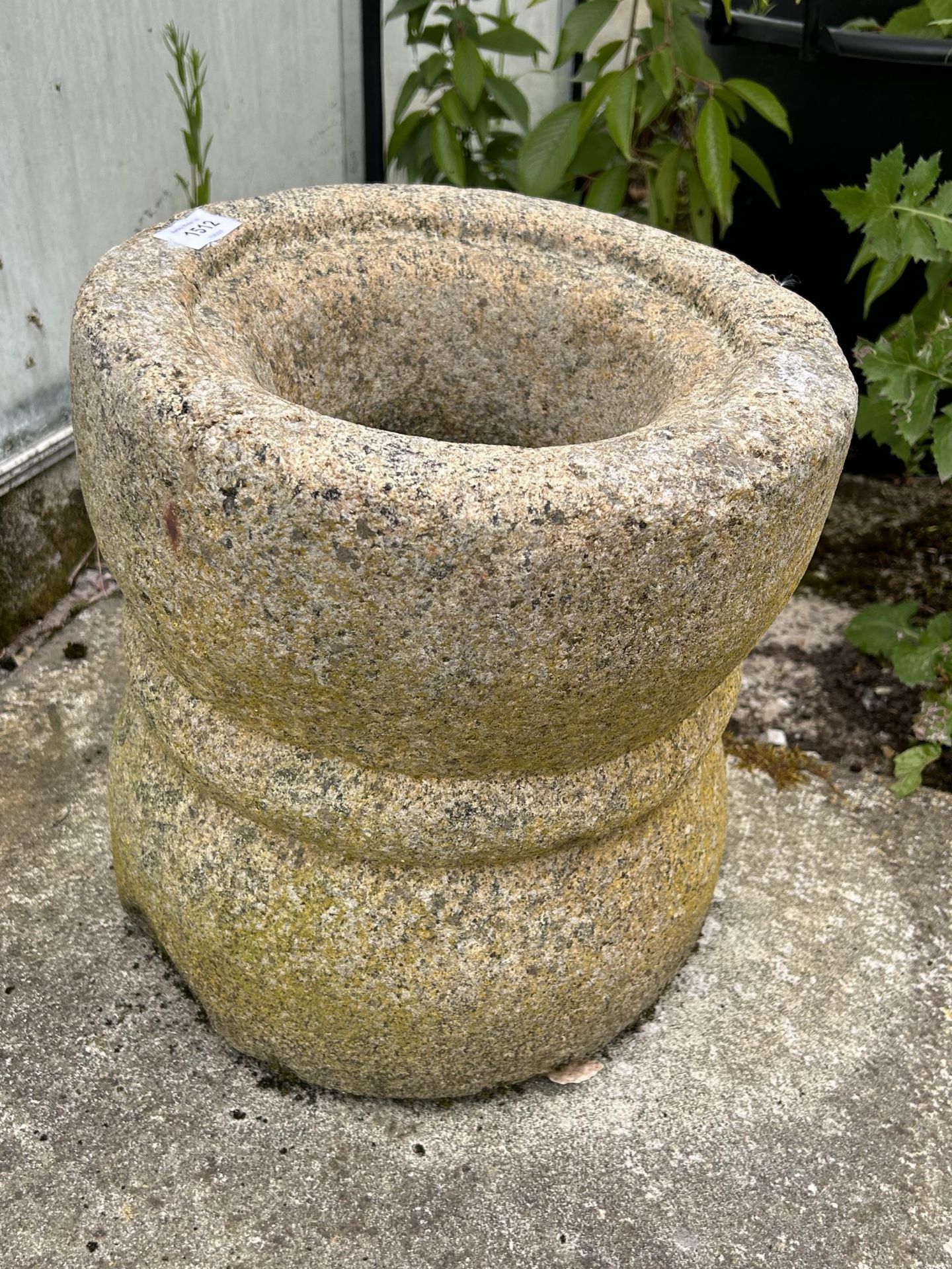 A VINTAGE INDIAN STONE MORTAR, 12" DIAMETER - Bild 3 aus 3