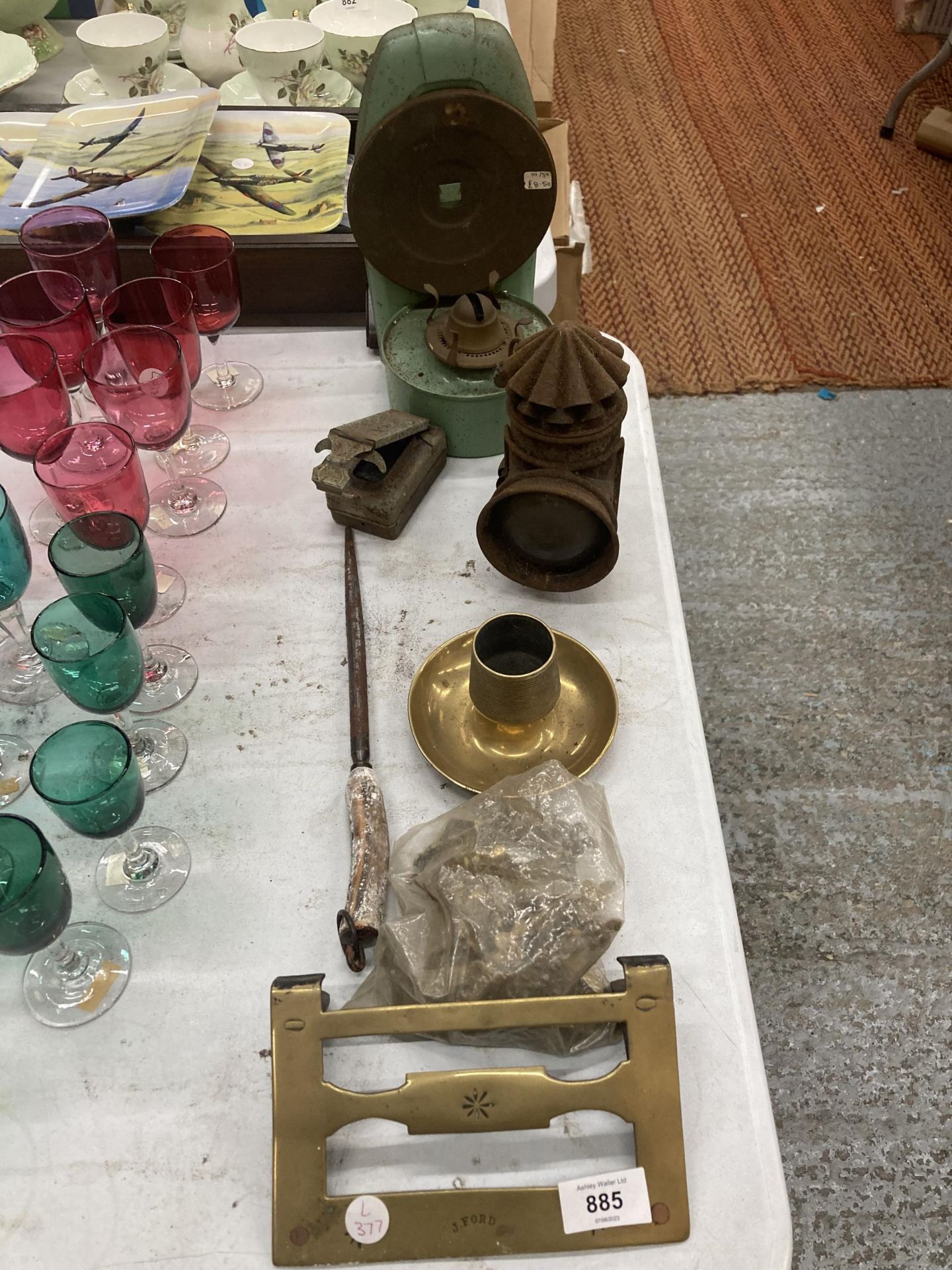 A QUANTITY OF VINTAGE ITEMS TO INCLUDE A SMALL RAILWAY LAMP, PARAFFIN STOVE, CANDLESTICK, SMALL