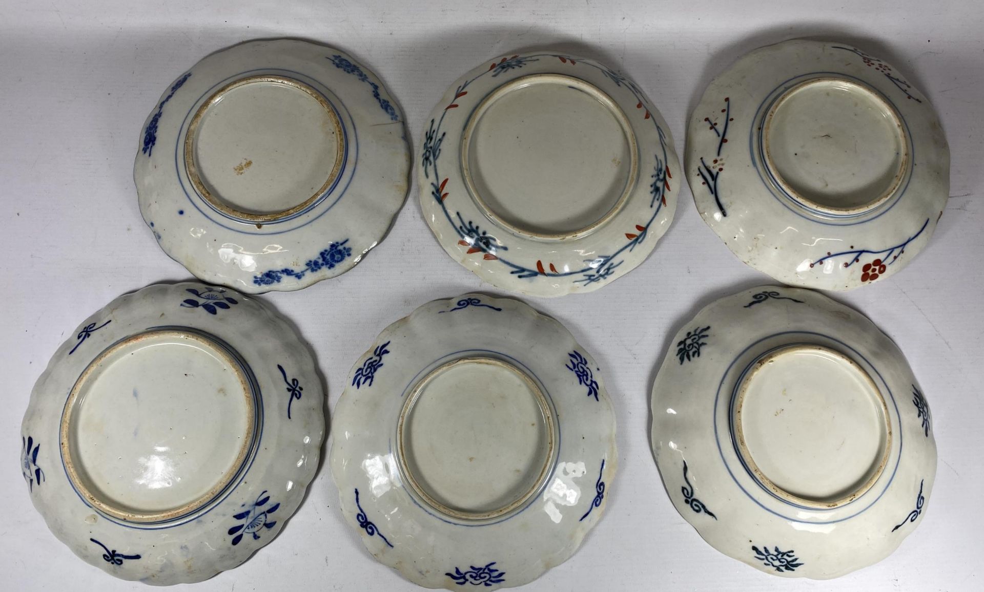 A COLLECTION OF SIX JAPANESE MEIJI PERIOD SCALLOPED RIM IMARI PLATES, DIAMETER 21CM - Image 6 of 6