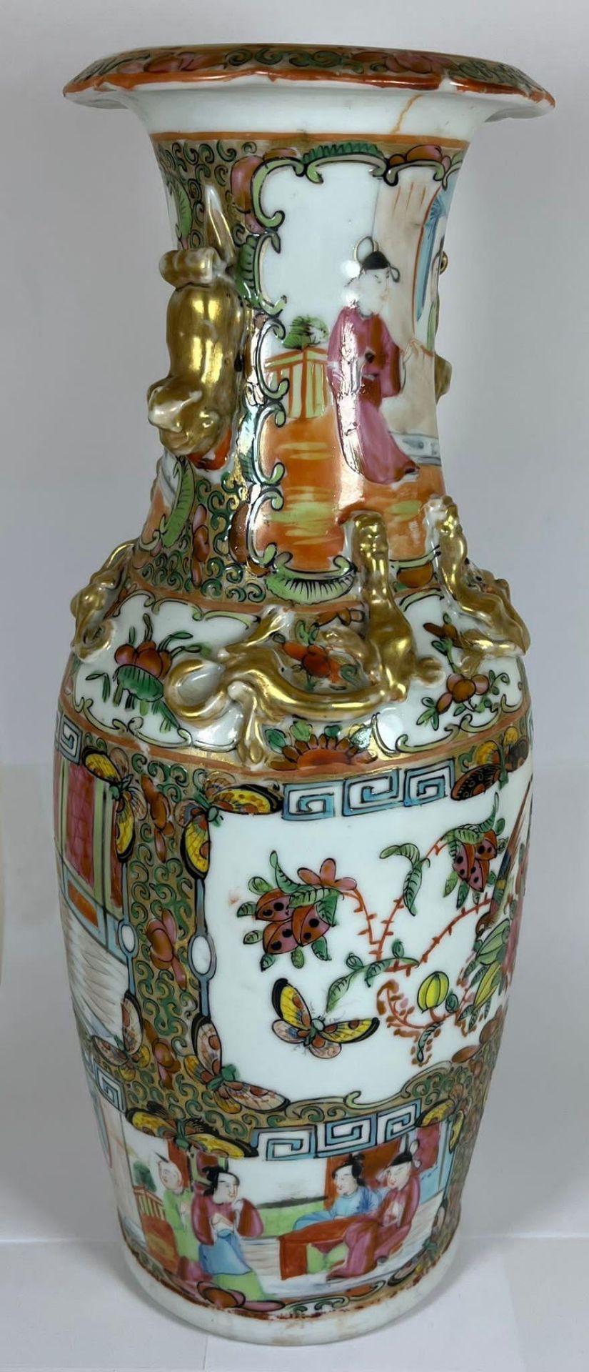 A LATE 19TH CENTURY CHINESE CANTON FAMILLE ROSE WITH FIGURAL DESIGN FRONT PANEL AND BIRD AND - Bild 5 aus 7