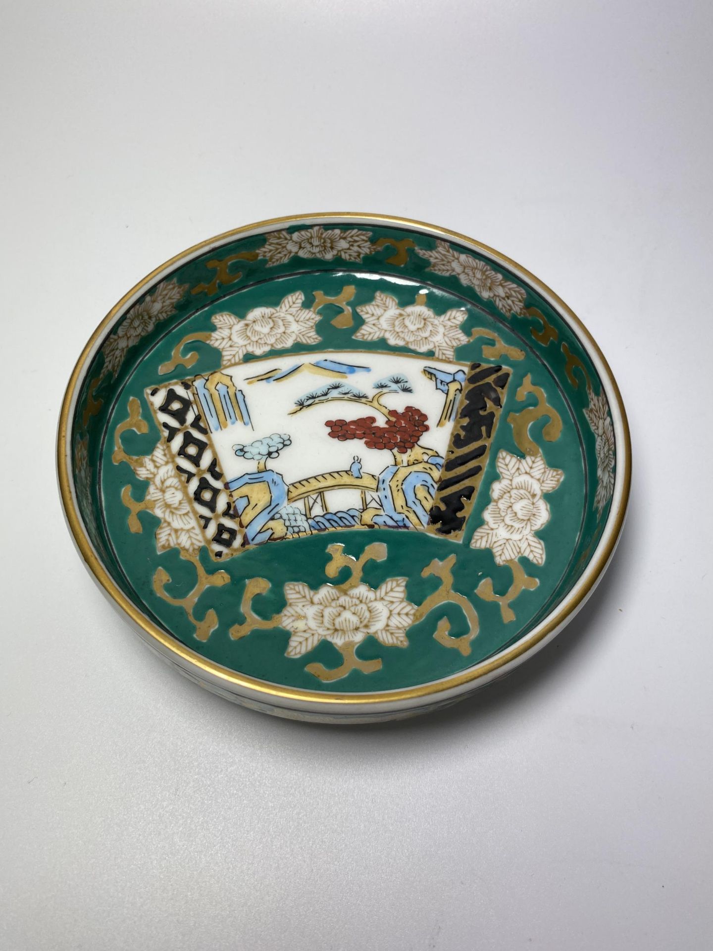 A JAPANESE GOLD IMARI ENAMEL DESIGN DISH, DIAMETER 14CM