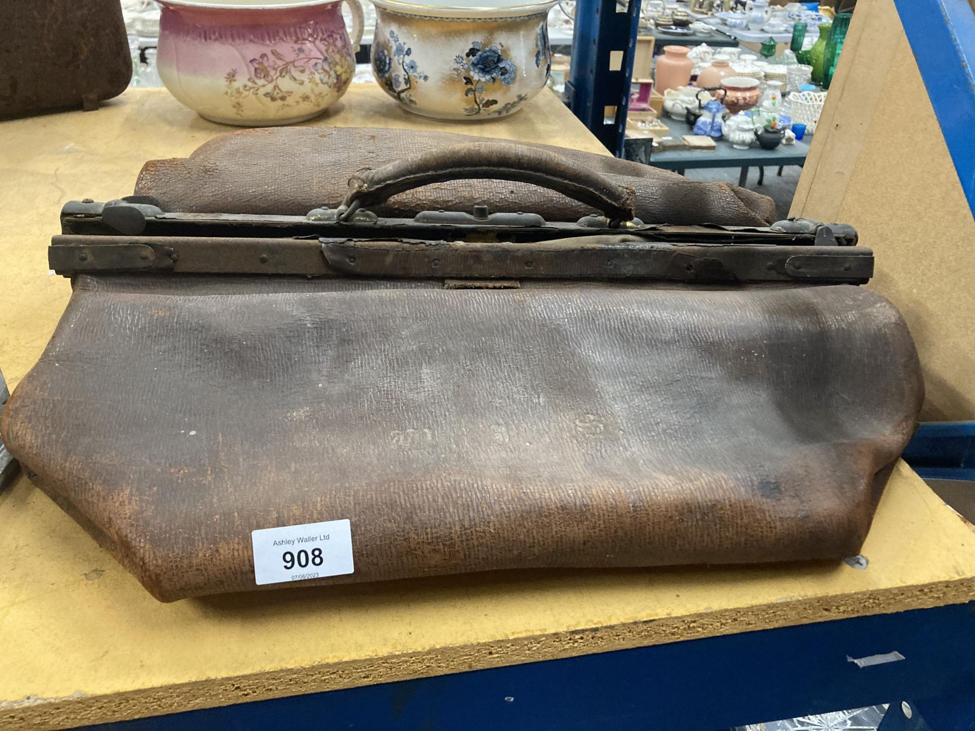 A VINTAGE LEATHER DOCTORS' GLADSTONE BAG - IN NEED OF RESTORATION