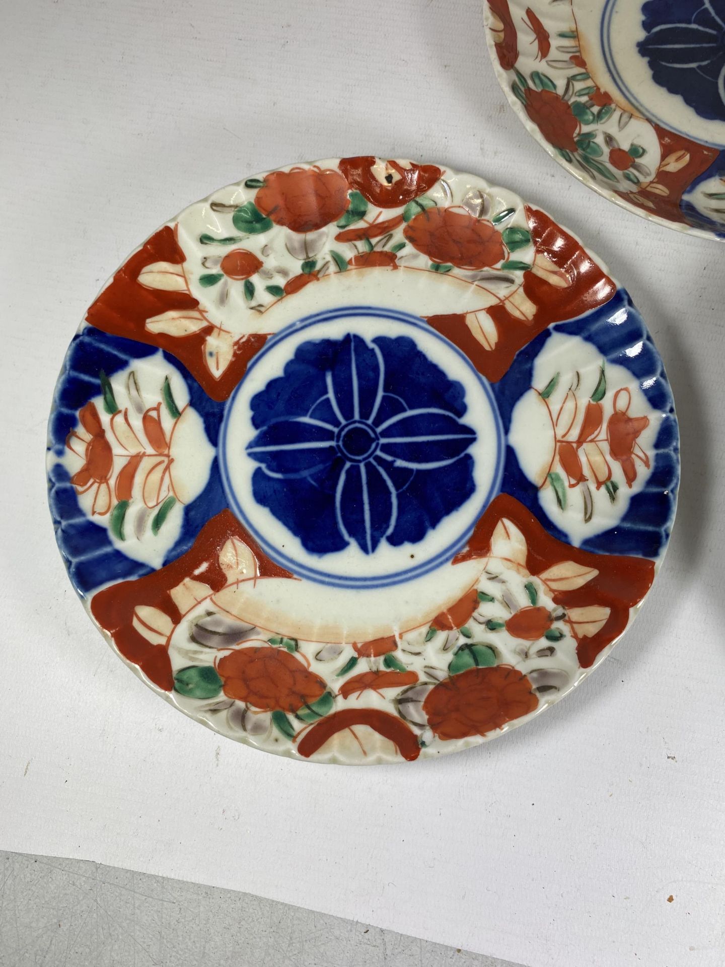 A GROUP OF THREE JAPANESE MEIJI PERIOD (1868-1912) IMARI SCALLOPED RIM PLATES, DIAMETER 22CM - Image 2 of 6