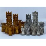 AN ORIENTAL STAINED BONE CHESS SET (ONE PAWN MISSING)