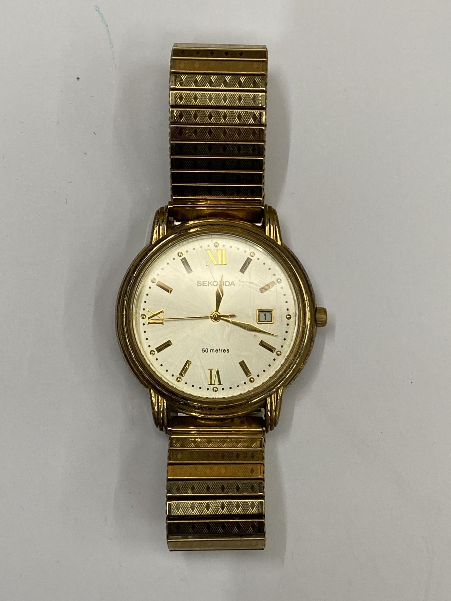 A VINTAGE SEKONDA DATE WATCH, WORKING AT TIME OF CATALOGUING BUT NO WARRANTY GIVEN - Bild 2 aus 3