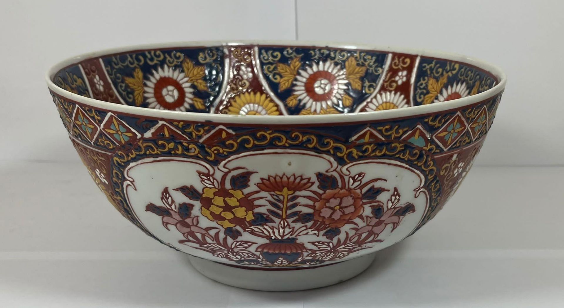 A 1980'S ORIENTAL FLORAL ENAMEL BOWL WITH SIX CHARACTER MARK TO BASE, DIAMETER 25CM