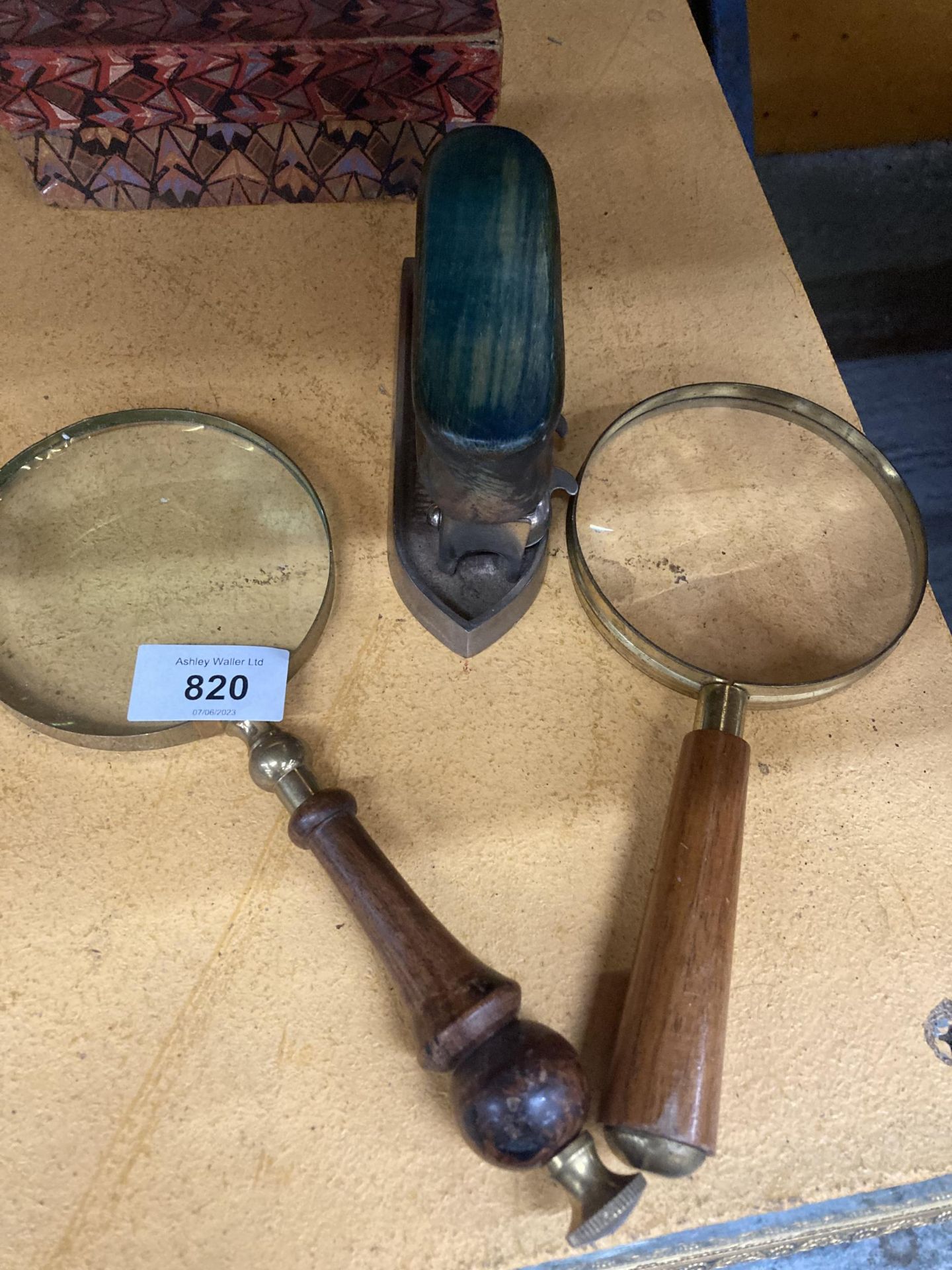 A VINTAGE GENTLEMAN'S TRAVELLING SET TOGETHER WITH TWO MAGNIFYING GLASSES, AN ANTIQUE BRITISH - Bild 2 aus 3