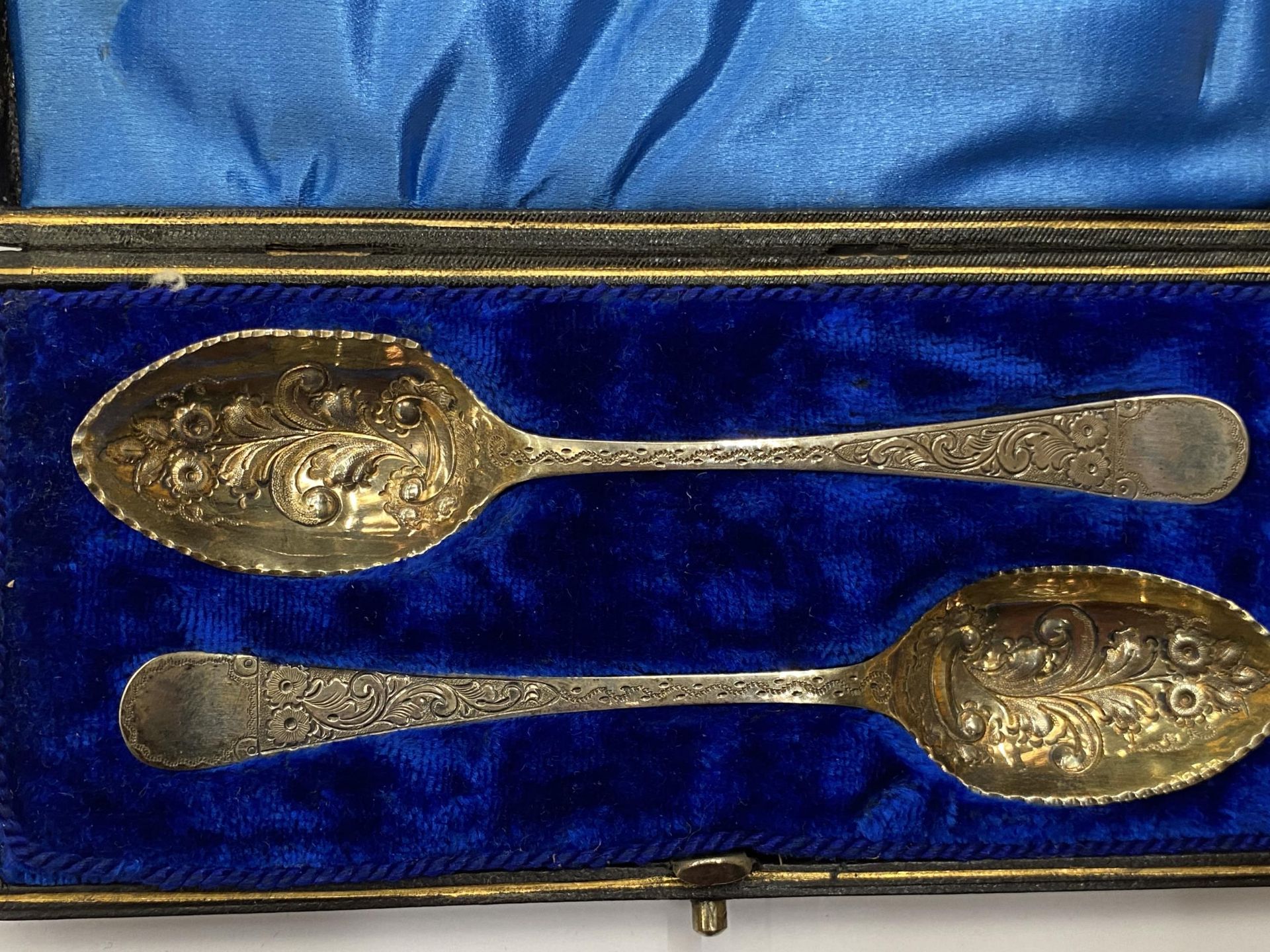 A VINTAGE CASED PAIR OF BERRY SPOONS - Image 2 of 3