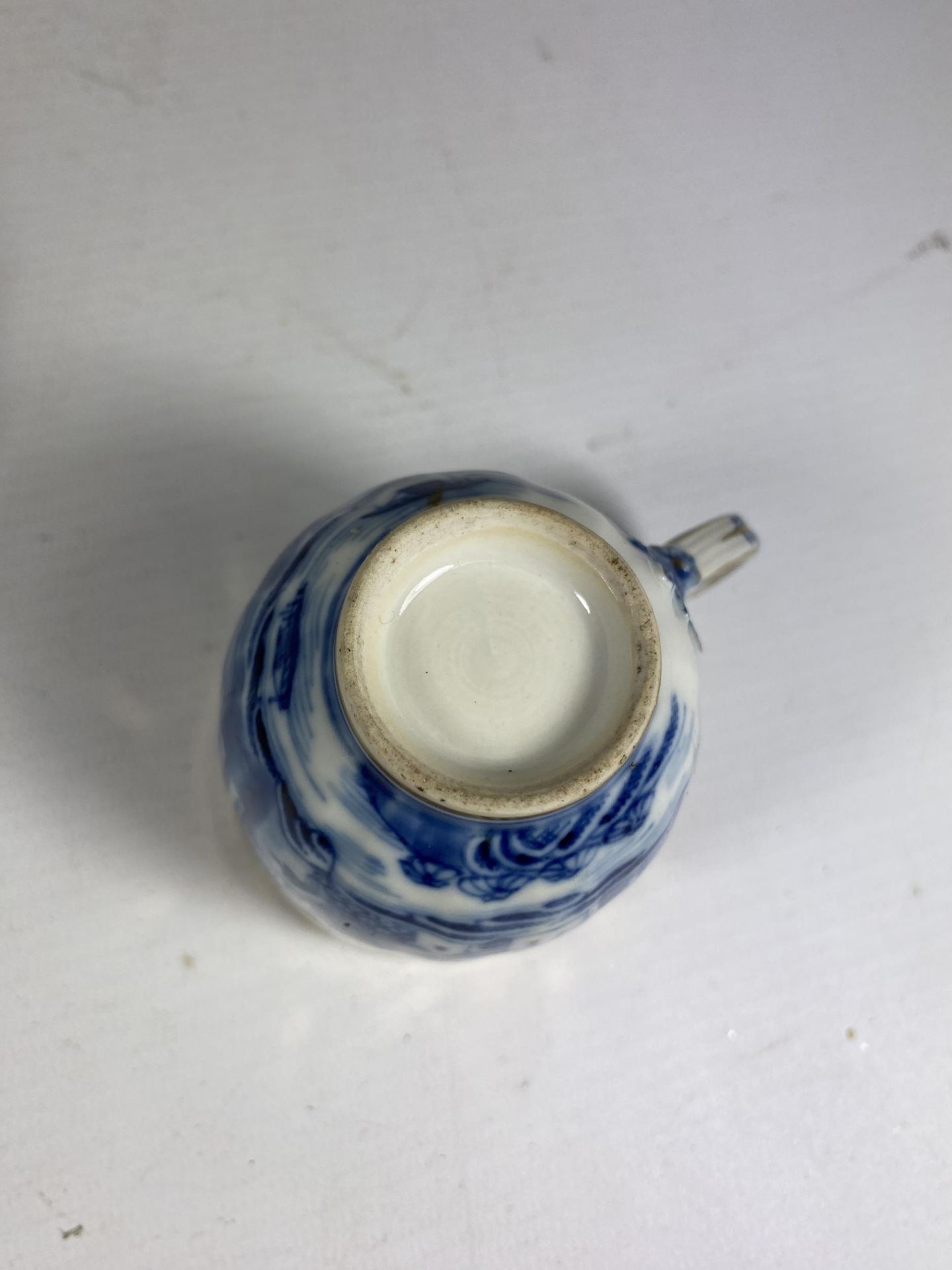 A 19TH CENTURY JAPANESE BLUE AND WHITE PIERCED RIM PLATE TOGETHER WITH A CHINESE 19TH CENTURY EXPORT - Image 4 of 5