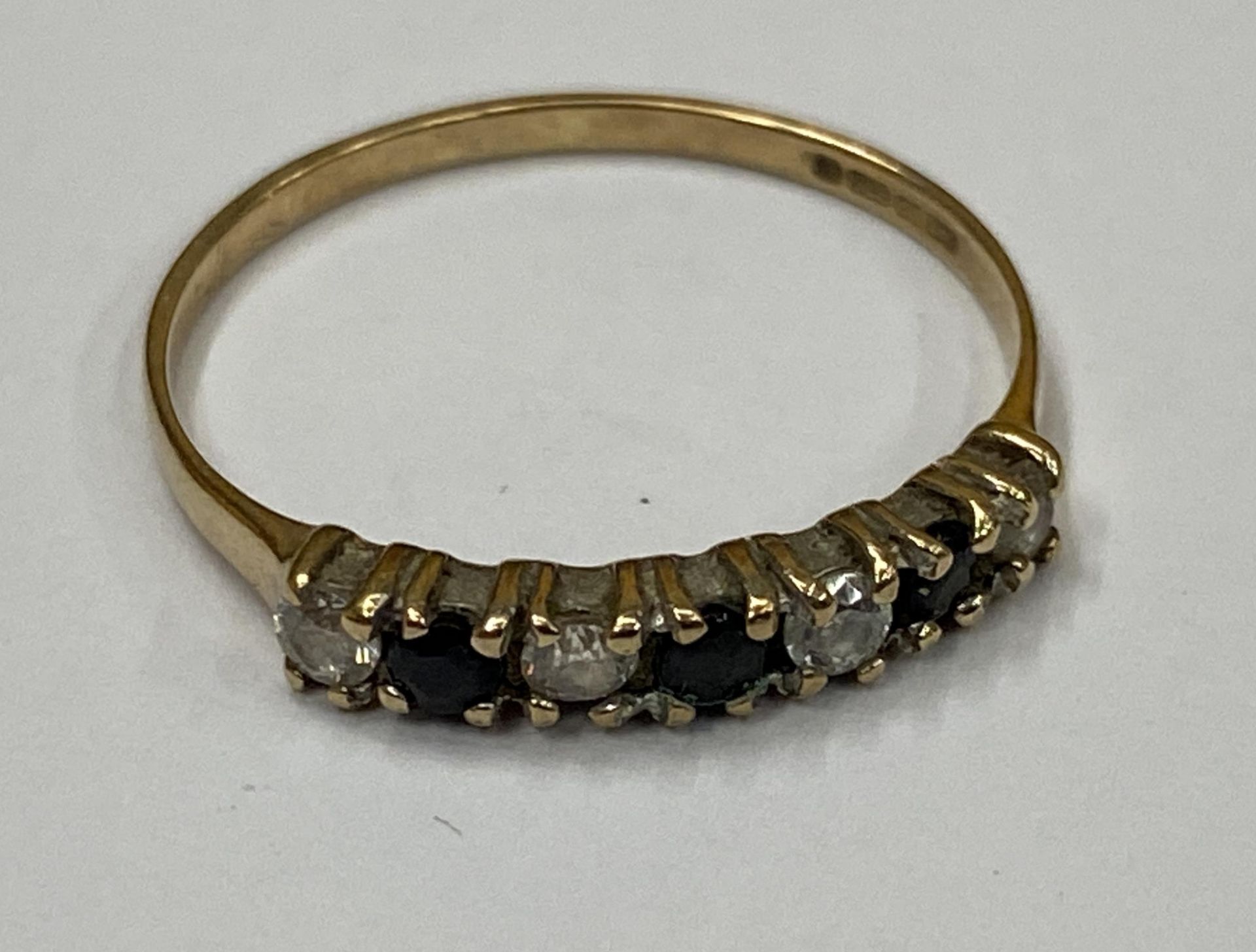 A 9CT YELLOW GOLD RING WITH SAPPHIRES AND CZ STONES, WEIGHT 1.1G