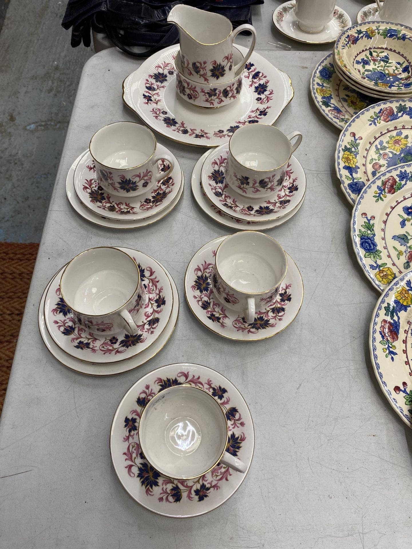 A PARAGON 'MICHELLE' CHINA TEASET TO INCLUDE A CAKE PLATE, SUGAR BOWL, CREAM JUG, CUPS, SAUCERS