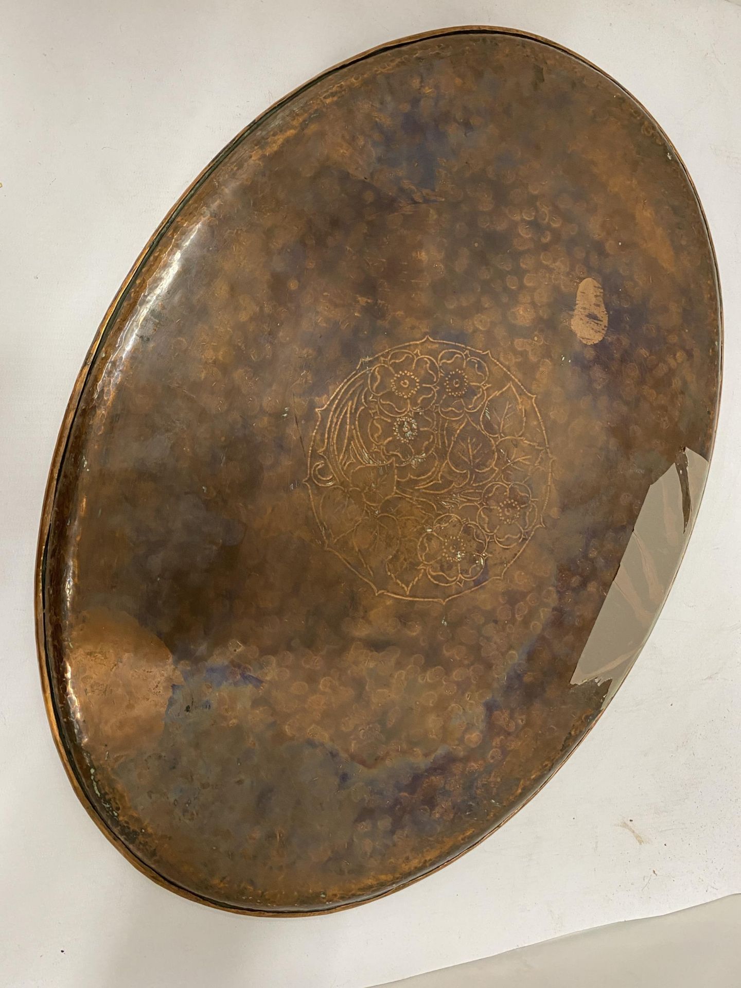 AN ARTS AND CRAFTS HUGH WALLIS COPPER INLAID CHARGER, SIGNED 'H.W', DIAMETER 55CM - Image 2 of 2