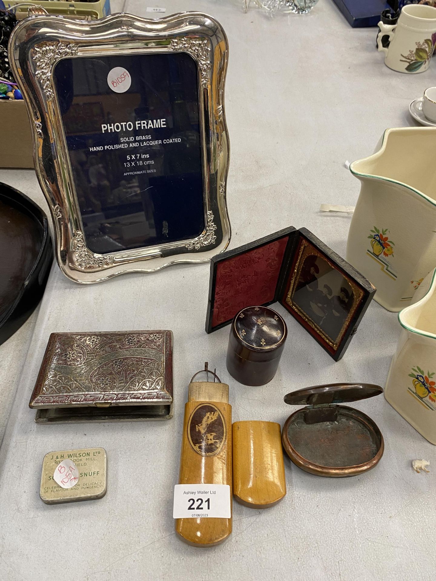 A BRASS HAND POLISHED PHOTO FRAME TOGETHER WITH VARIOUS OTHER ITEMS TO INCLUDE A VINTAGE CIGARETTE