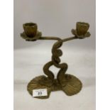 A VINTAGE BRASS TWIN DOPLHINS CANDLESTICK, HEIGHT 19CM