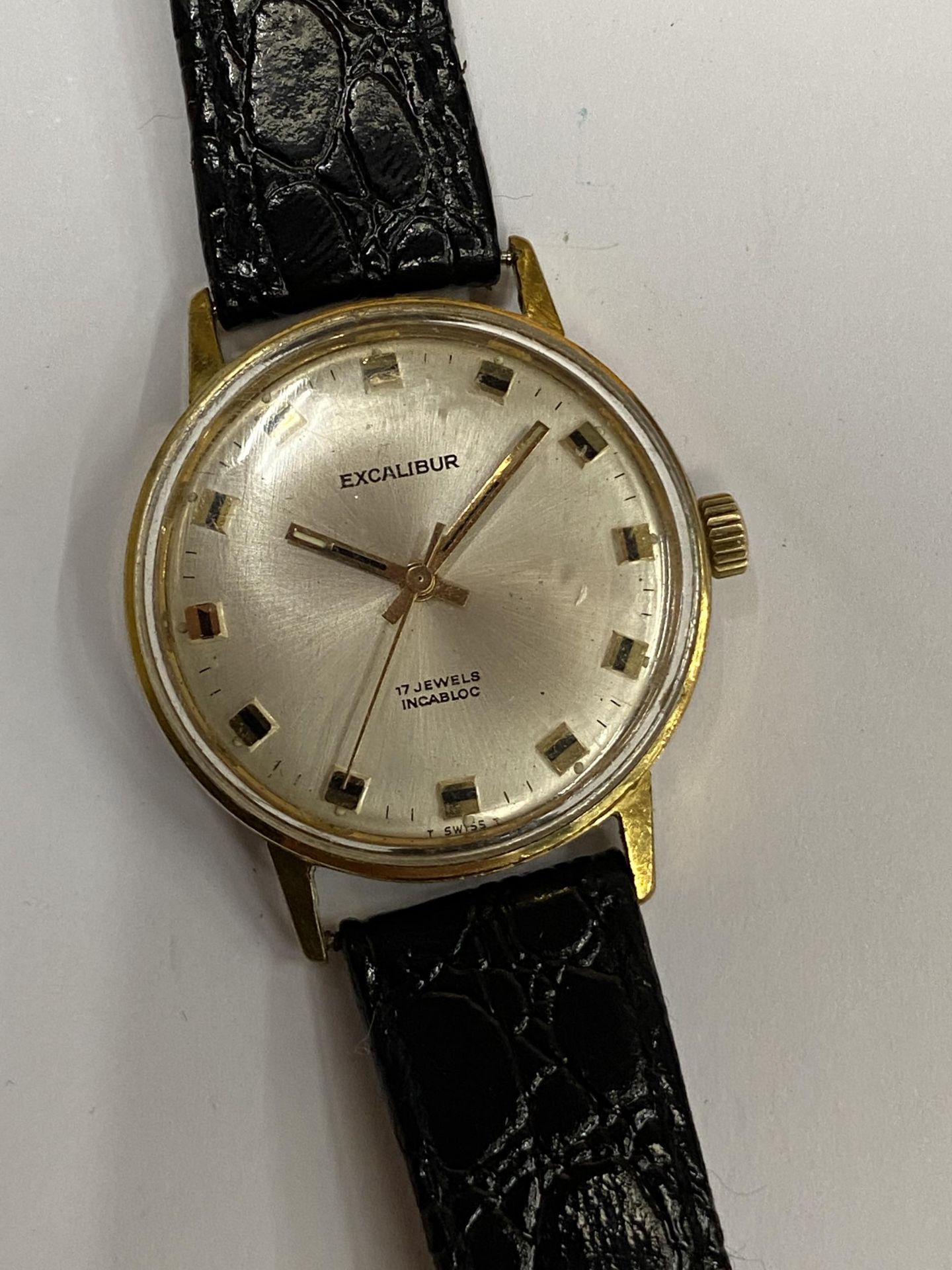 A GENTS VINTAGE EXCALIBUR WATCH, WORKING AT TIME OF CATALOGUING BUT NO WARRANTY GIVEN