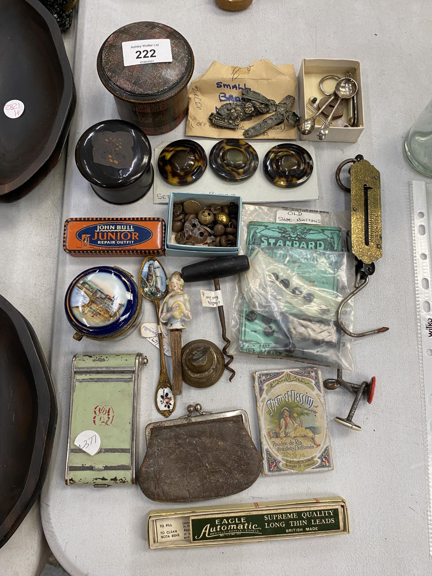 A MIXED VINTAGE LOT TO INCLUDE SMALL BRASS MOTIFS, TRINKET BOXES, VINTAGE BUTTONS, CIGARETTE CASE,