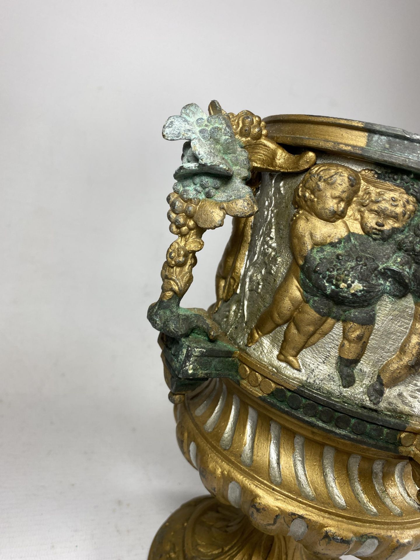 AN UNUSUAL 19TH CENTURY PEDESTAL BRONZE URN WITH NEO-CLASSICAL RELIEF DESIGN ON FLUTED BASE WITH - Image 6 of 9