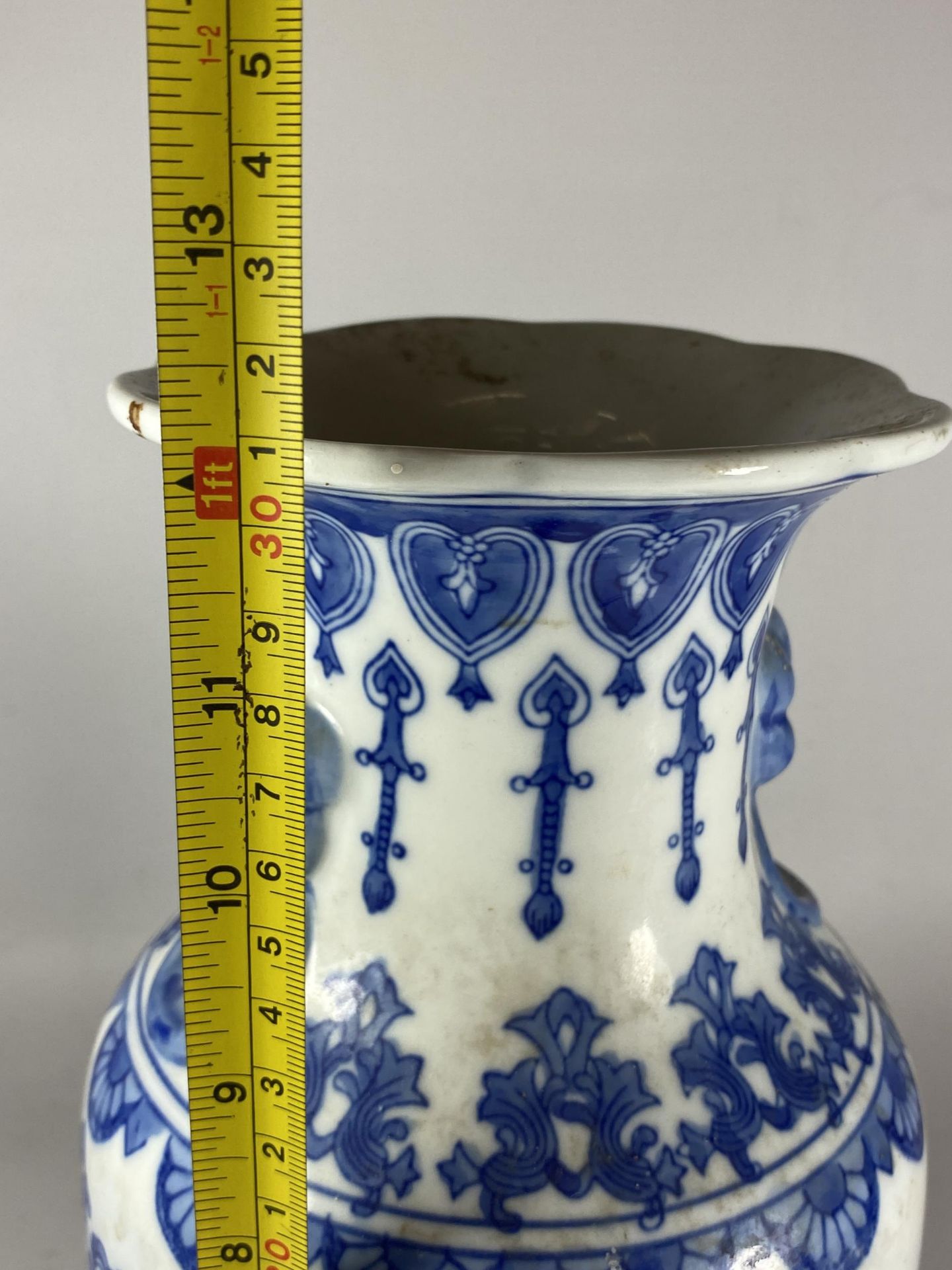 A 20TH CENTURY CHINESE BLUE AND WHITE FLORAL PATTERN VASE, HEIGHT 31CM - Image 4 of 4
