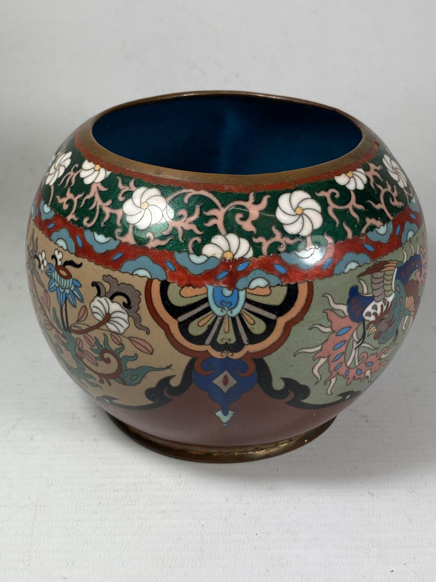 AN EARLY 20TH CENTURY CHINESE CLOISONNE POT WITH FLORAL DESIGN PANEL DESIGN, HEIGHT 12CM - Image 2 of 6