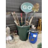A LARGE ASSORTMENT OF GARDEN TOOLS TO INCLUDE FORKS, SHOVELS AND SPIRIT LEVELS ETC