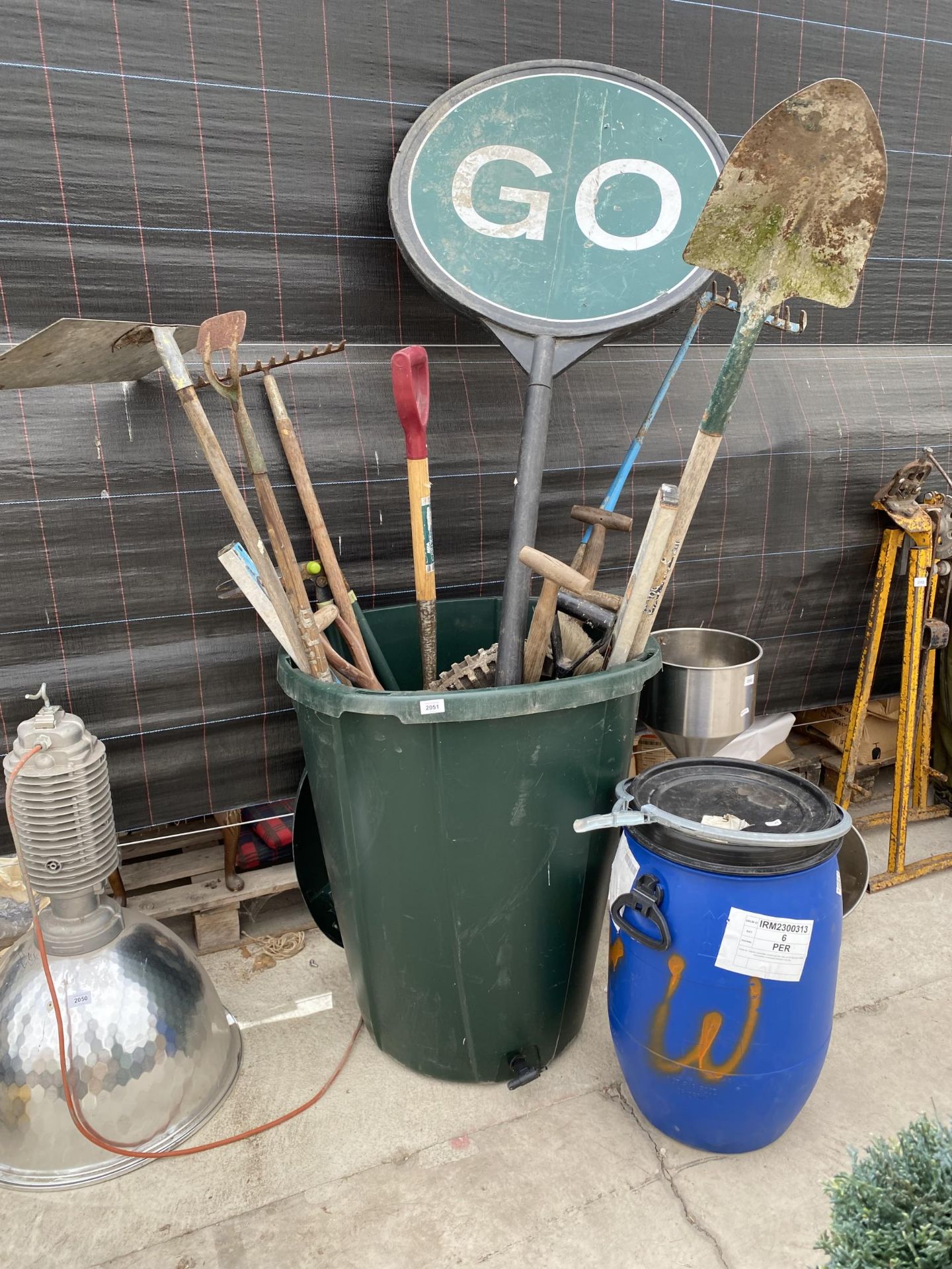 A LARGE ASSORTMENT OF GARDEN TOOLS TO INCLUDE FORKS, SHOVELS AND SPIRIT LEVELS ETC