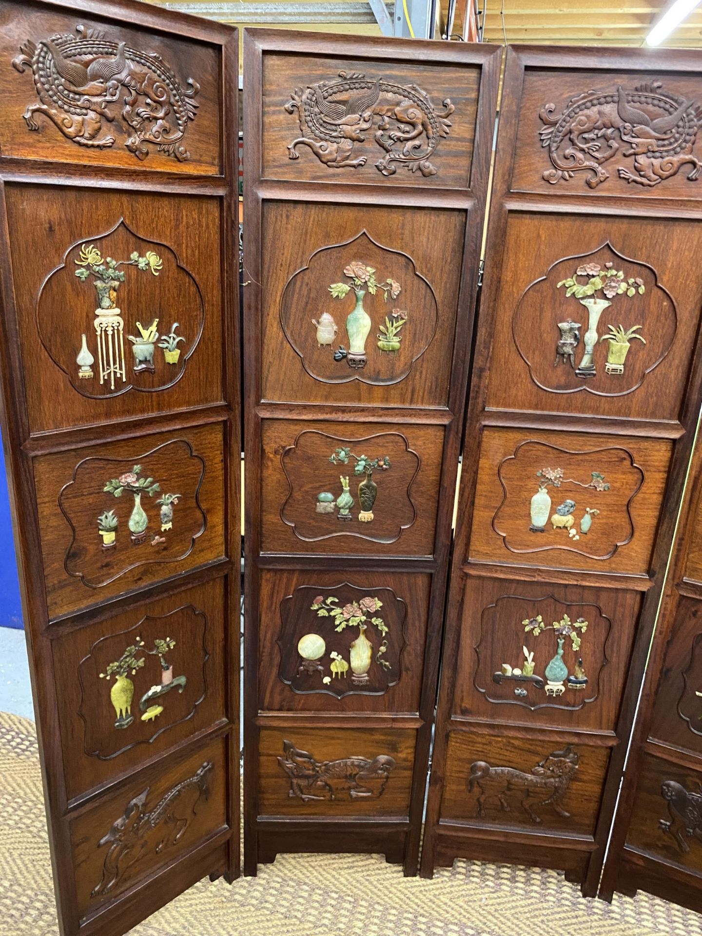A GREAT QUALITY ORIENTAL CARVED HARDWOOD SIX SECTION SCREEN WITH EIGHTEEN SQUARE PANEL SECTIONS EACH - Bild 2 aus 18