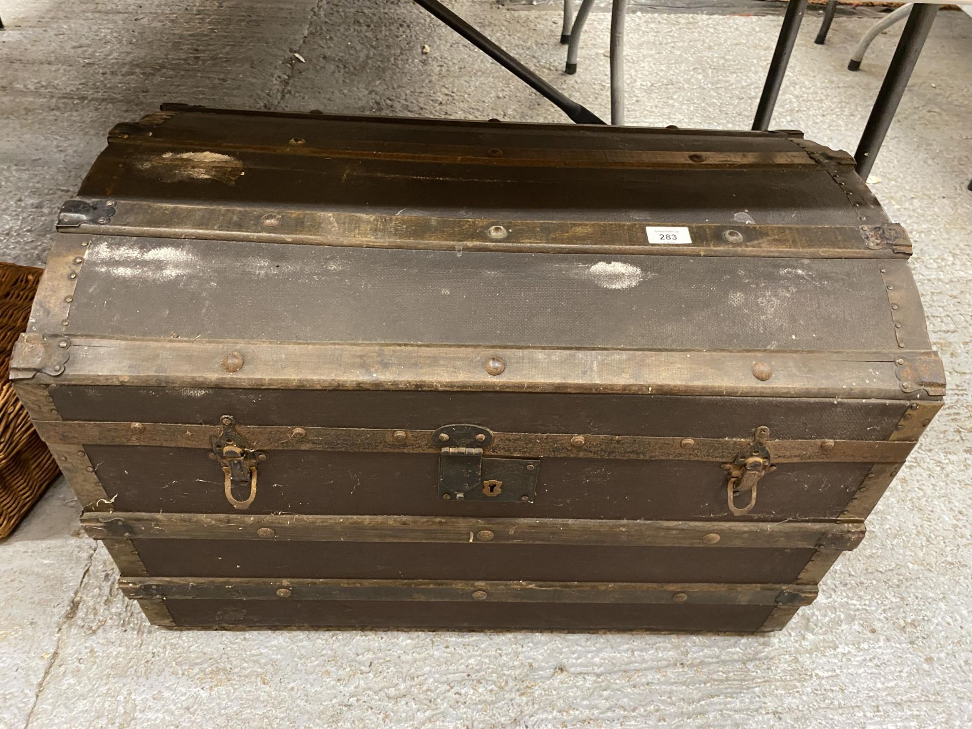 A LARGE VINTAGE WOODEN TRAVELLING TRUNK HEIGHT 48CM, WIDTH 75CM, DEPTH 45CM