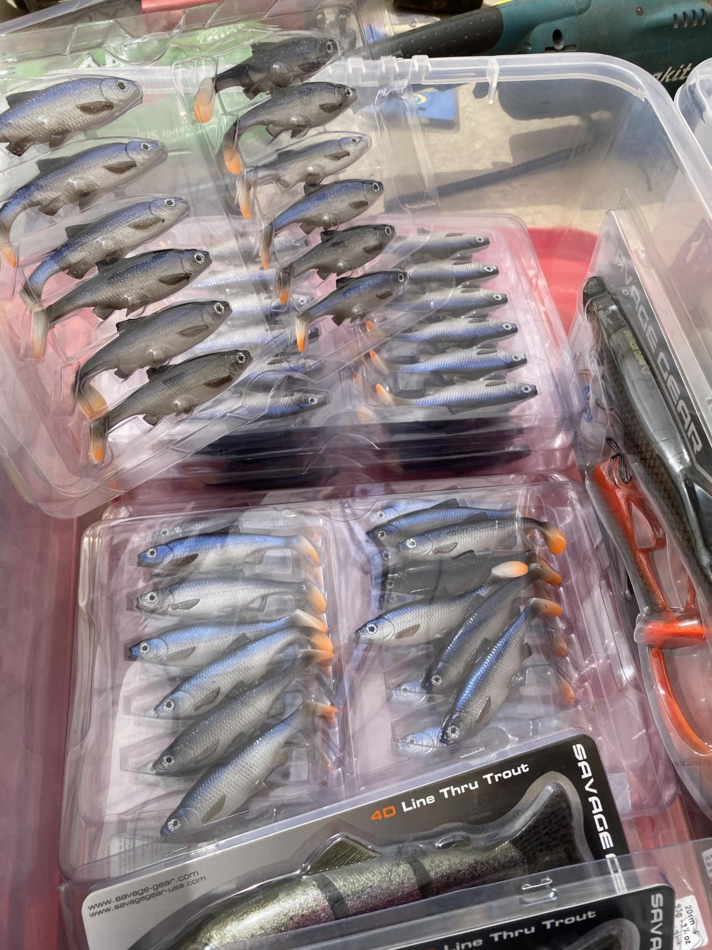 A BOX CONTAINING A LARGE NUMBER OF AS NEW LURES (FROM A TACKLE SHOP CLEARANCE) - Bild 4 aus 4