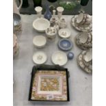 A QUANTITY OF CERAMIC ITEMS TO INCLUDE A BOXED WEDGWOOD 'MAY FLOWERS' PLATE, WEDGWOOD JASPERWARE,