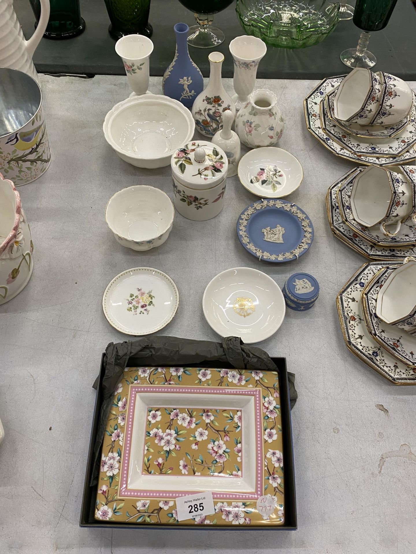 A QUANTITY OF CERAMIC ITEMS TO INCLUDE A BOXED WEDGWOOD 'MAY FLOWERS' PLATE, WEDGWOOD JASPERWARE,