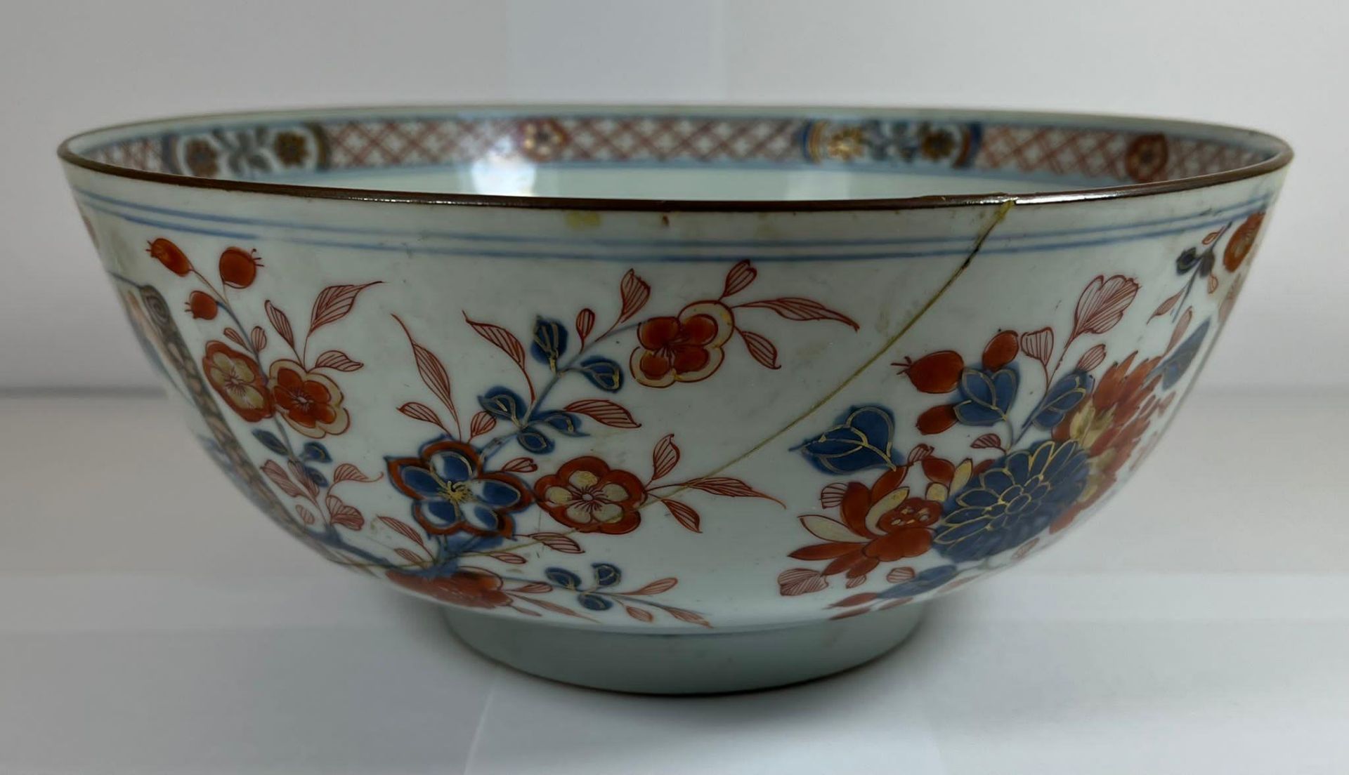 AN 18TH CENTURY CHINESE EXPORT PORCELAIN FRUIT BOWL WITH FLORAL DESIGN, DIAMETER 23CM, HEIGHT 11CM - Image 5 of 6