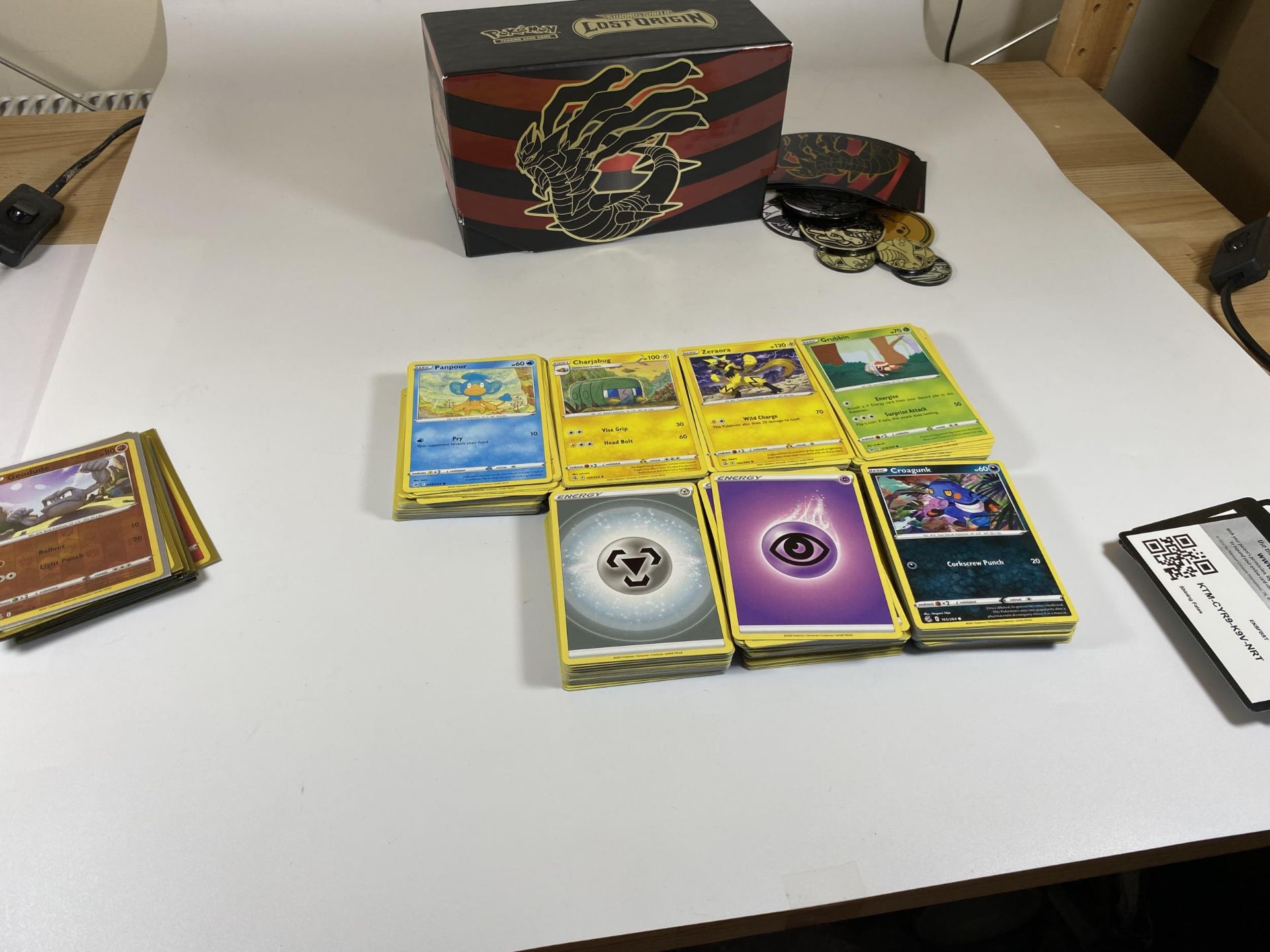 APPROXIMATELY 350 POKEMON CARDS IN A TRAINER BOX, HOLOS, GAME COUNTERS ETC - Bild 5 aus 5