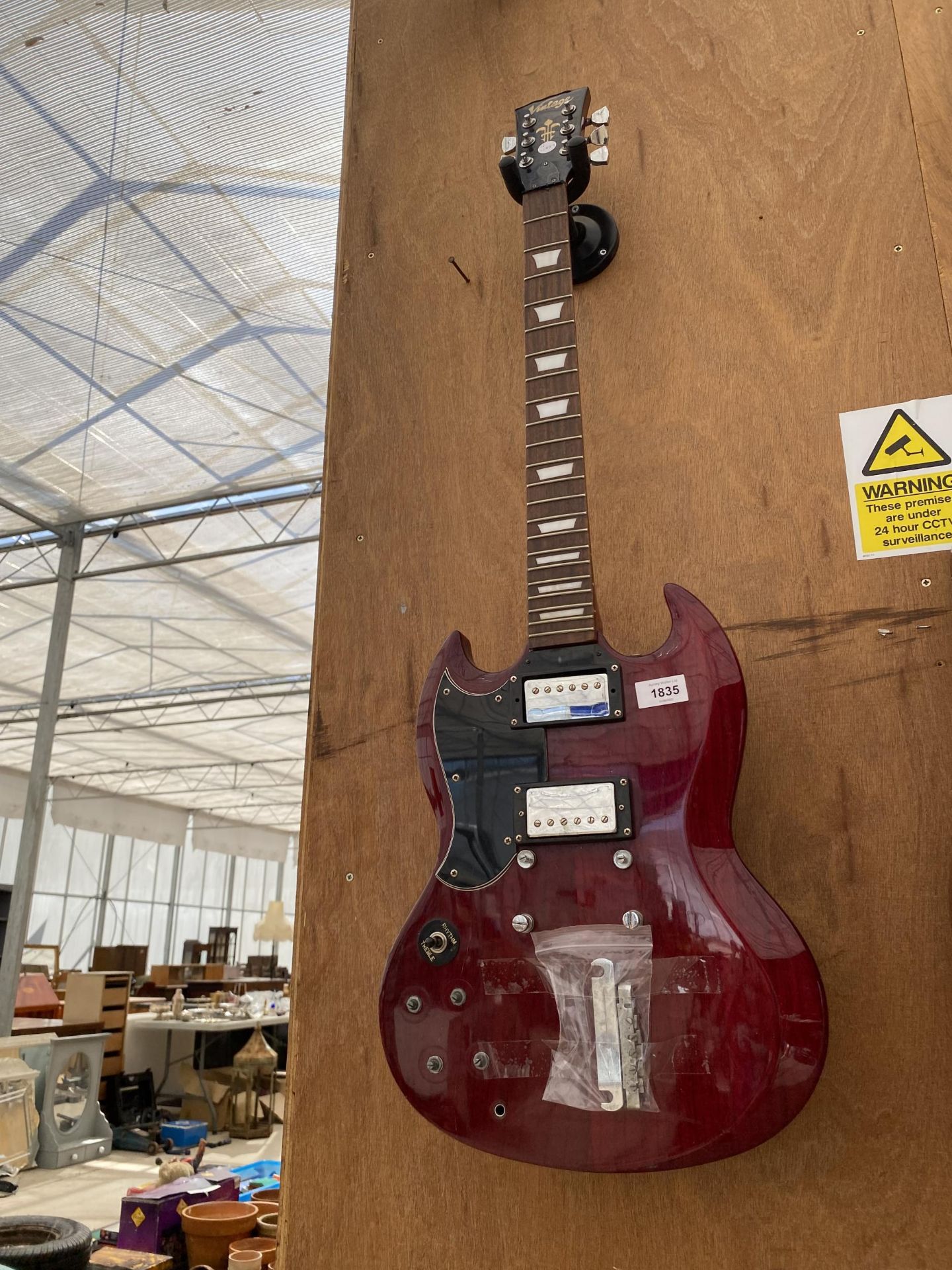 A 'VINTAGE' ELECTRIC GUITAR, NEEDS RESTRINGING