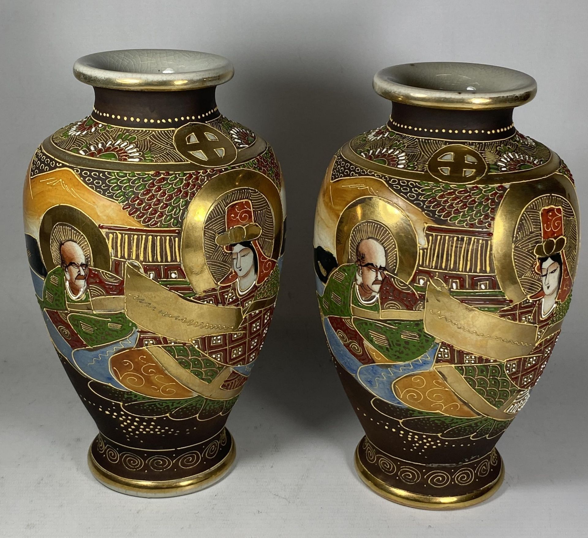A PAIR OF JAPANESE SATSUMA OVOID FORM VASES WITH FIGURAL DESIGN, HEIGHT 24.5CM