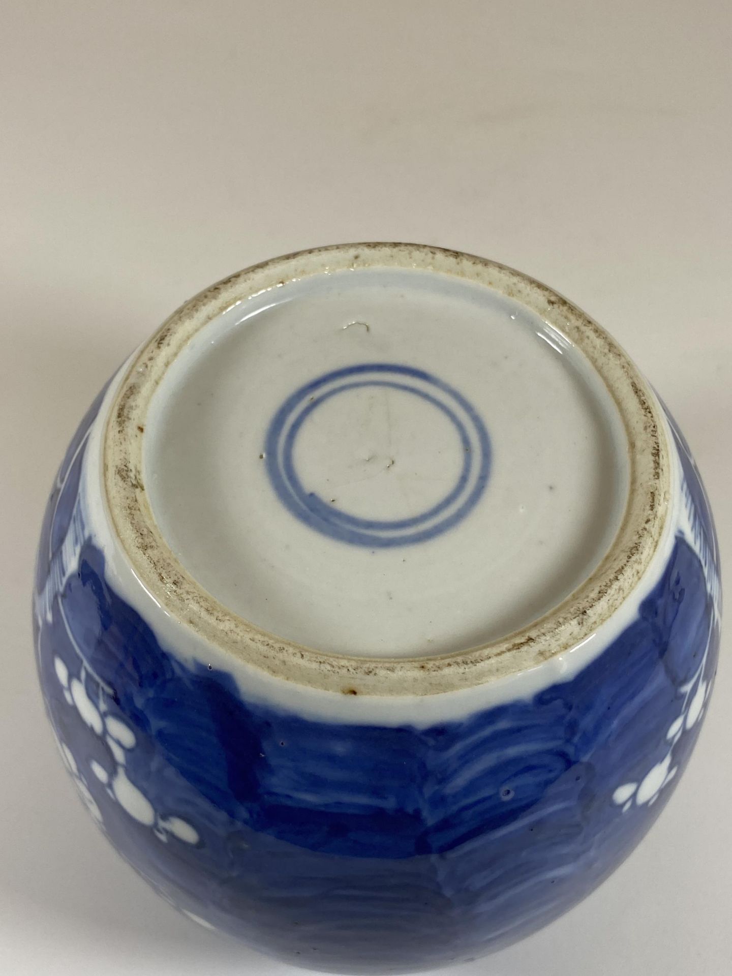 AN EARLY 20TH CENTURY CHINESE BLUE AND WHITE PRUNUS BLOSSOM GINGER JAR, DOUBLE RING MARK TO BASE, - Bild 4 aus 5