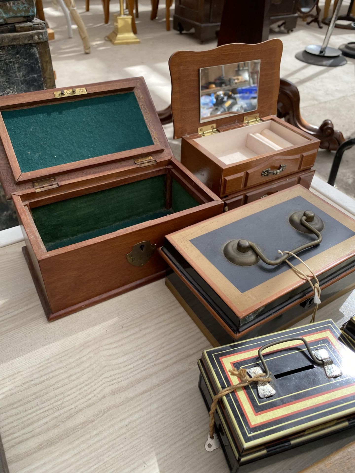 A GROUP OF ITEMS - THREE METAL CASH TINS, WOODEN BOXES ETC - Bild 2 aus 2