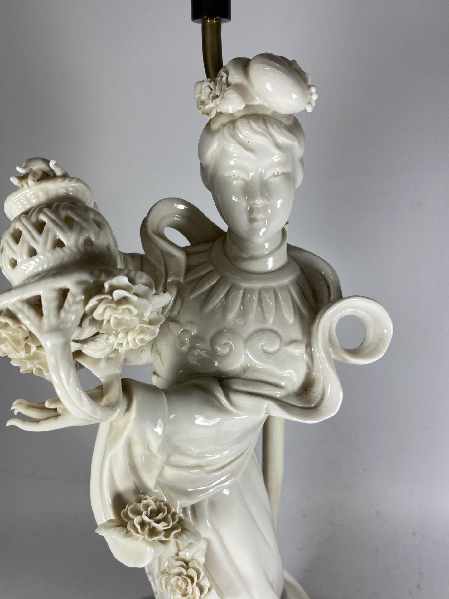 A CHINESE BLANC DE CHINE CHINESE FIGURAL PORCELAIN TABLE LAMP, HEIGHT INCLUDING FITTING 48CM - Image 2 of 4