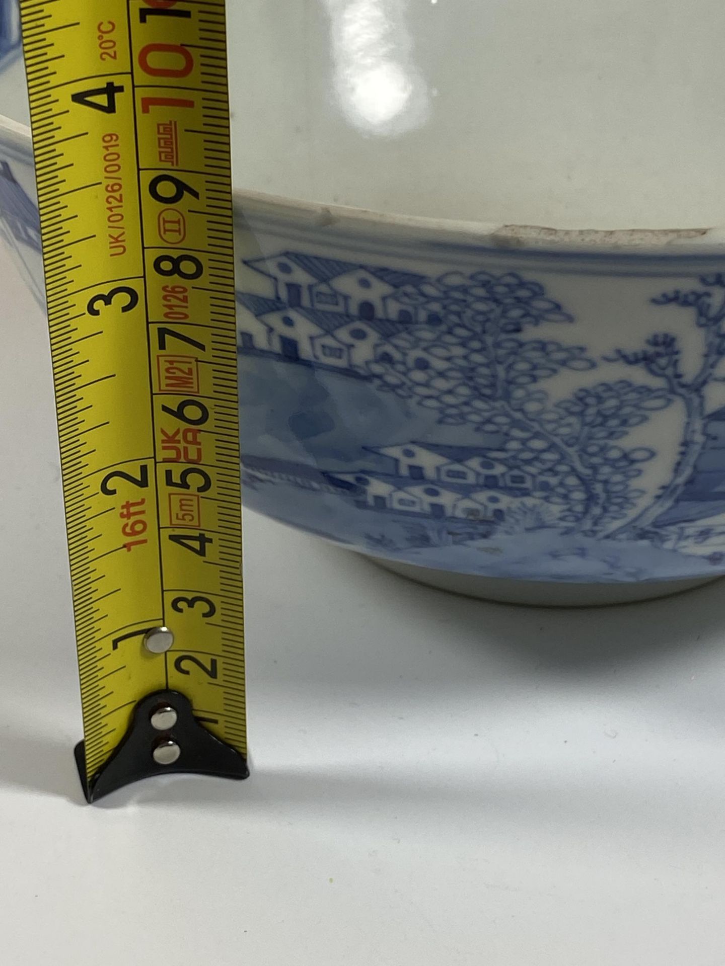 AN 18TH CENTURY CHINESE BLUE AND WHITE QING PORCELAIN BOWL WITH PAGODA DESIGN, FOUR CHARACTER DOUBLE - Bild 11 aus 12