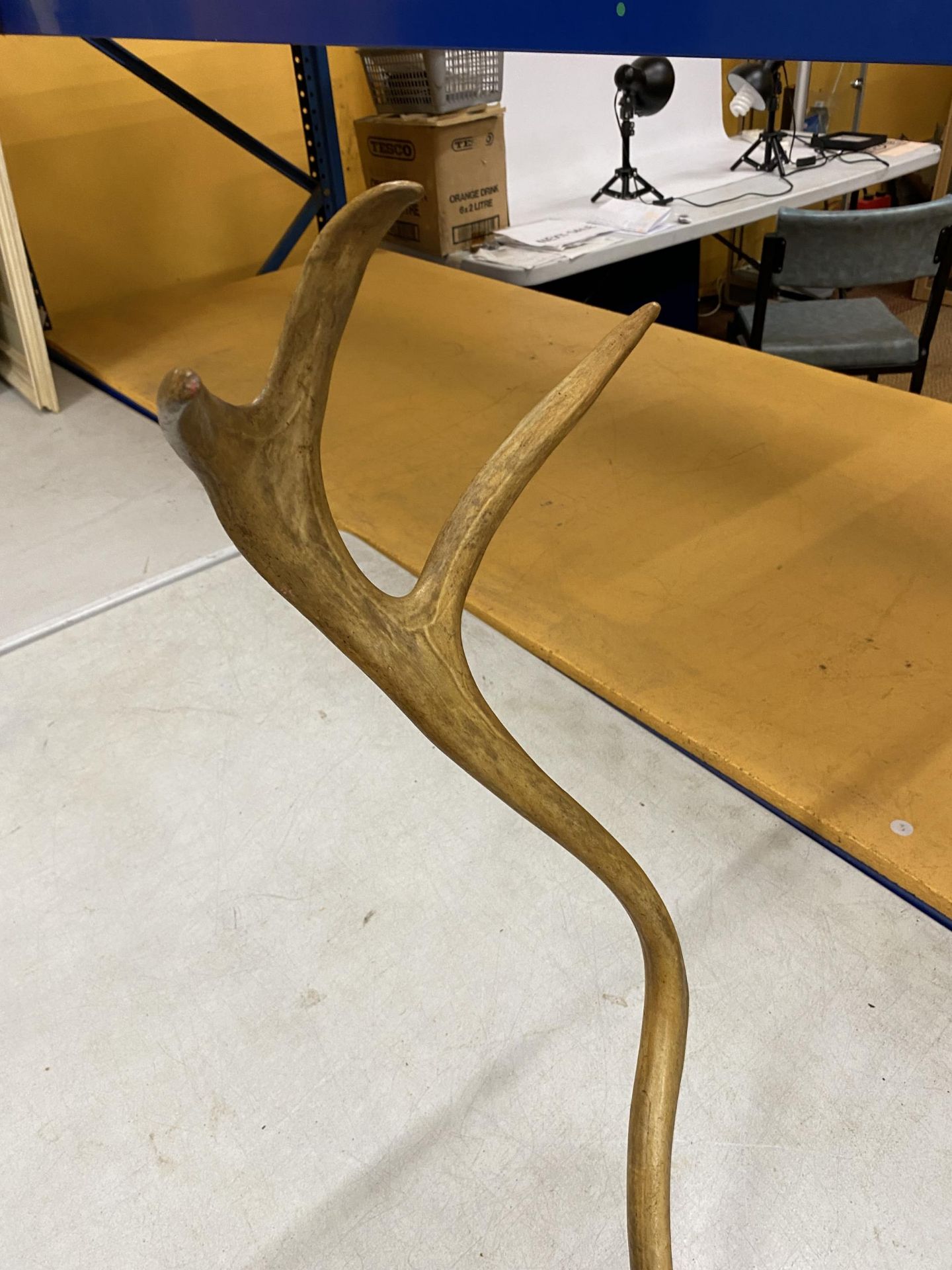 A LARGE PAIR OF TAXIDERMY STAG ANTLERS, LENGTH APPROX 80CM - Image 3 of 4