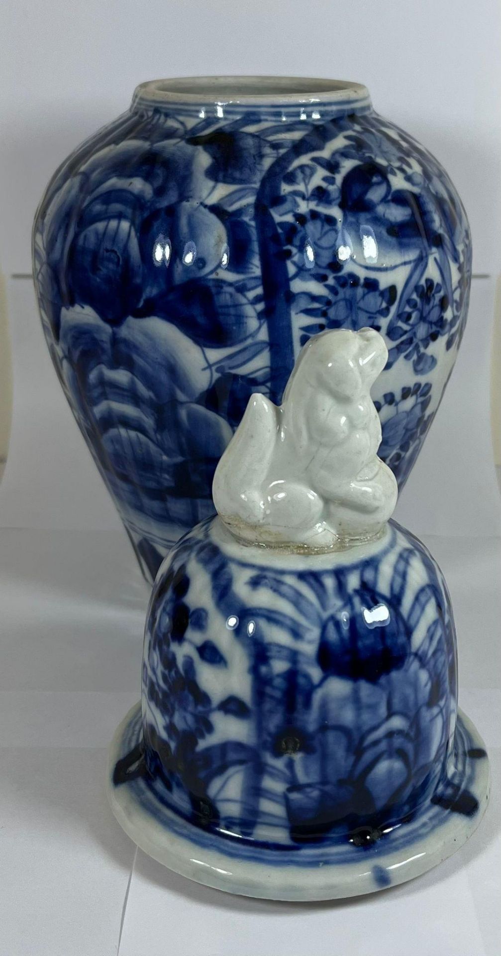 A JAPANESE MEIJI PERIOD (1868-1912) BLUE AND WHITE LIDDED TEMPLE JAR (FINIAL A/F), HEIGHT 30CM - Image 2 of 7