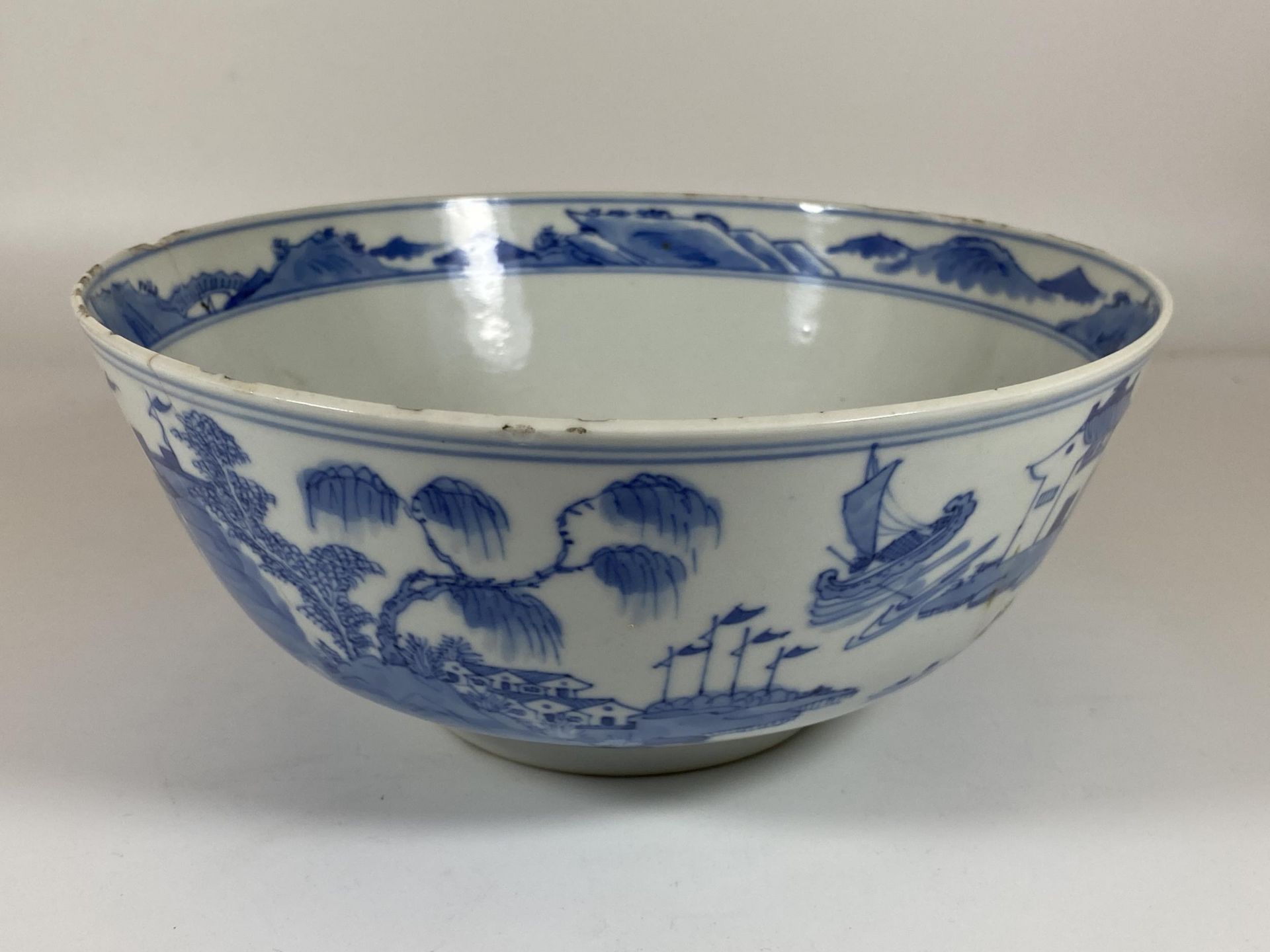 AN 18TH CENTURY CHINESE BLUE AND WHITE QING PORCELAIN BOWL WITH PAGODA DESIGN, FOUR CHARACTER DOUBLE - Bild 3 aus 12