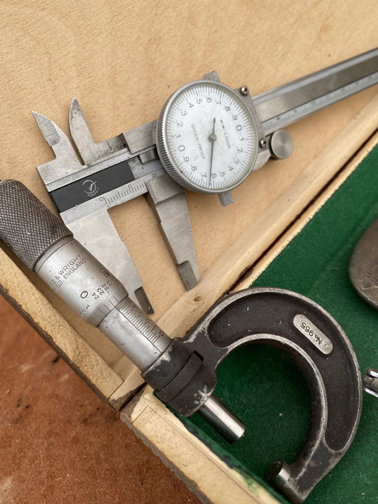 AN ASSORTMENT OF ENGINEERS TOOLS TO INCLUDE MICROMETERS AND CALIPERS ETC - Image 4 of 4